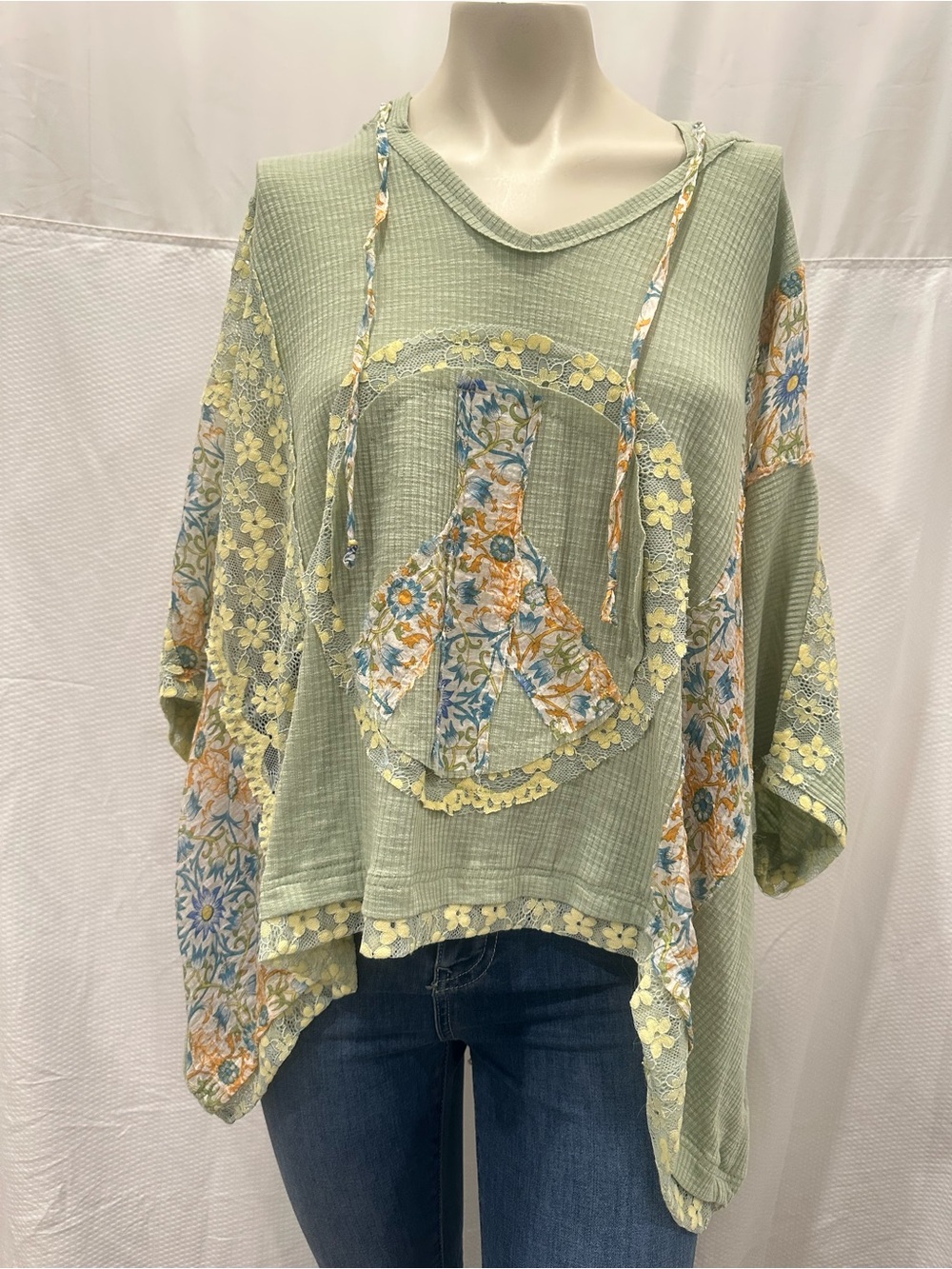 POL Oversized Peace Sign Patch Hooded Top in Sage/Yellow - Picture 5 of 8